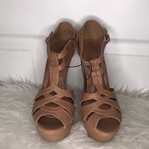 NWB - Tan Strappy Platformed Pumps sz8